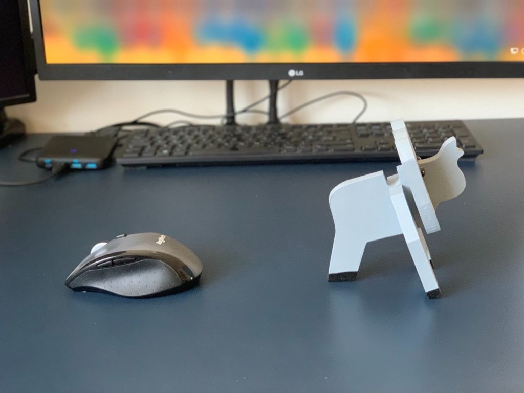 A picture of my desk illustrating the example. There is a computer mouse on the left and a wooden elephant that holds spectacles on the right.